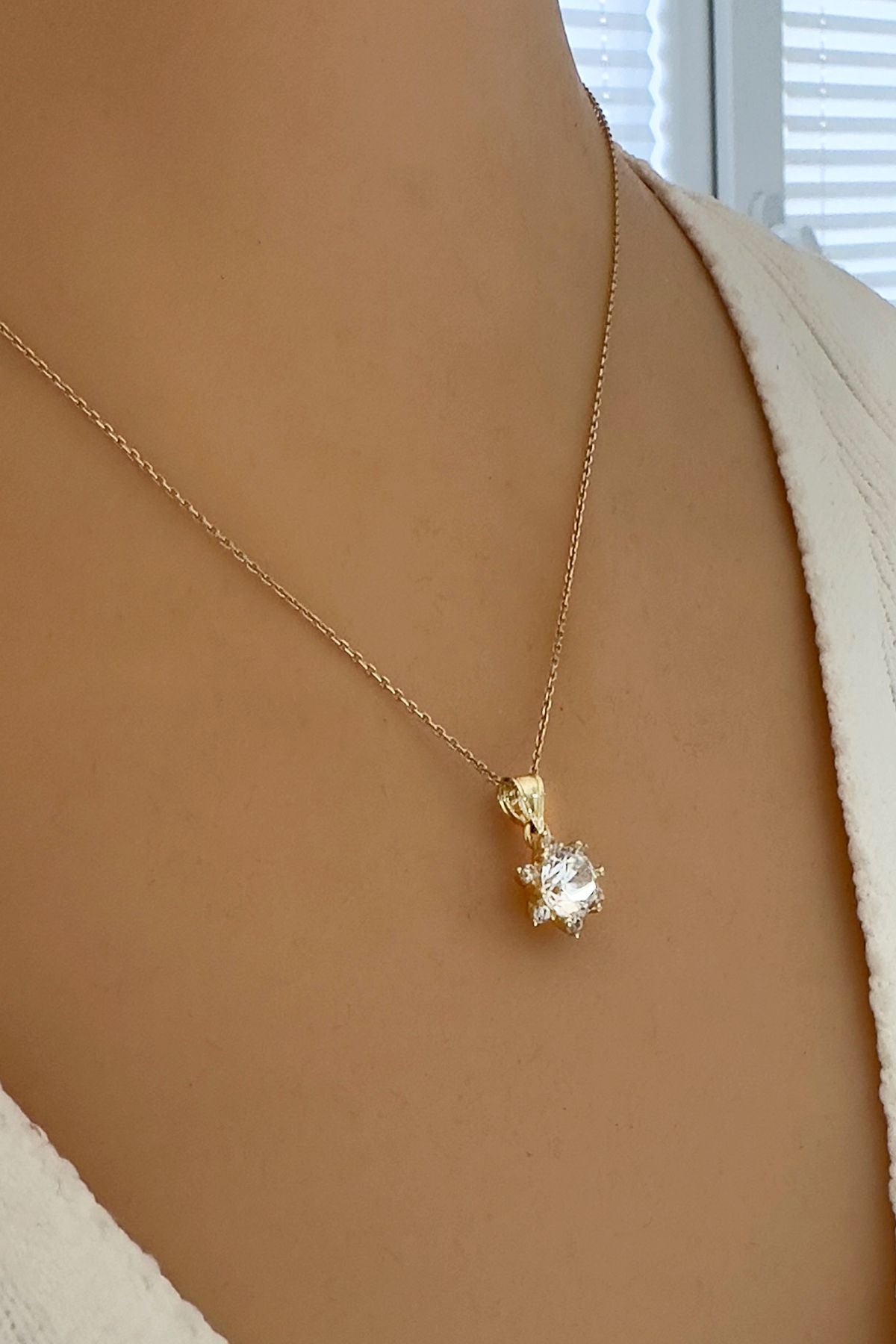 14 Ayar Altın Lotus Çiçeği Tektaş Kolye, Işıklı Mücevher Kutusuyla