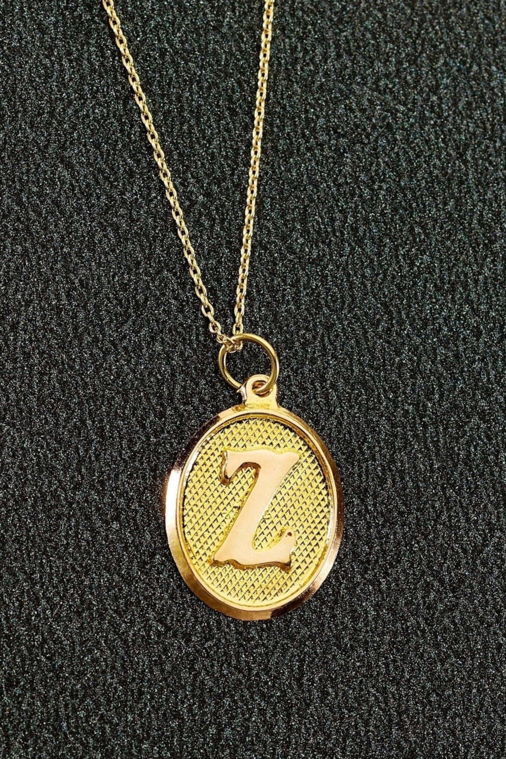 14 Ayar Altın Vintage Harf Kolye, Işıklı Şık Mücevher Kutusuyla