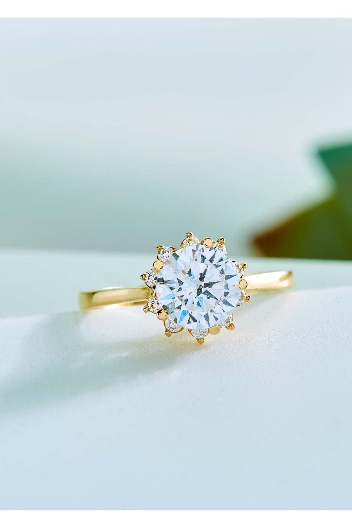 14 Ayar Altın Prenses Tektaş Evlilik Teklifi Yüzüğü, Aydınlatmalı Şık Mücevher Kutusuyla